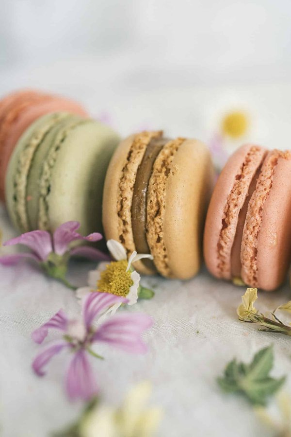 Quels sont les secrets pour réussir des macarons parfaits dans une pâtisserie française?